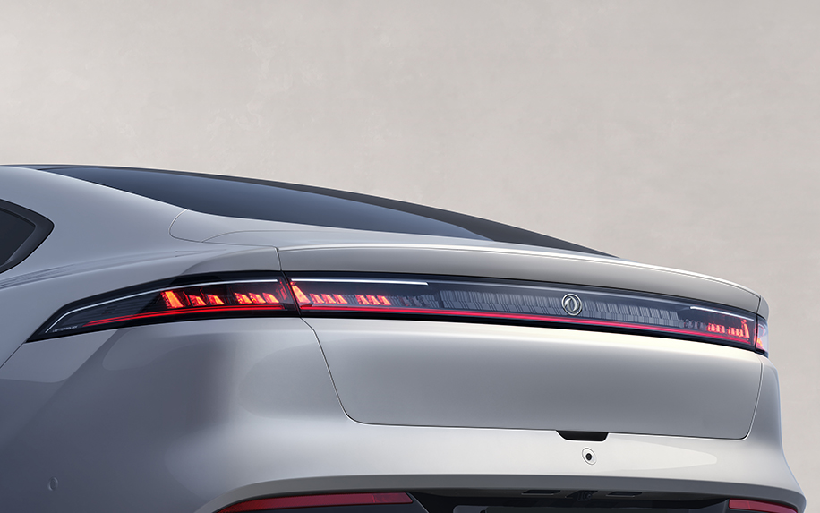 Sky Matrix full-width LED tail lights (230 LED units)