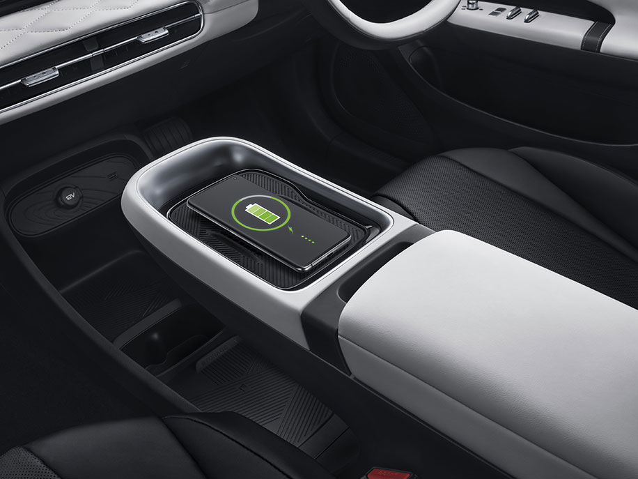 Box island armrest with isle console