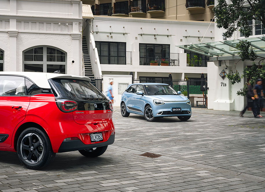 Box floating two-tone roof